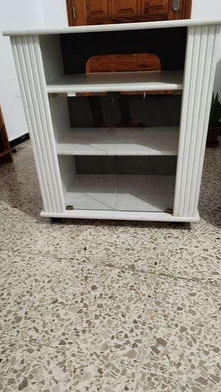 Mesa TV blanca con puertas de cristal