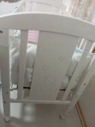 Cuna de bebé blanca con colchón