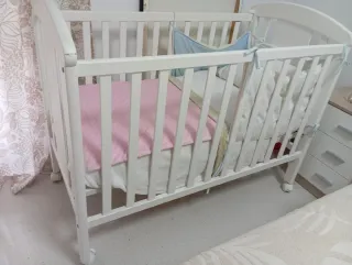 Cuna de bebé blanca con colchón