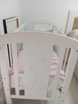 Cuna de bebé blanca con colchón