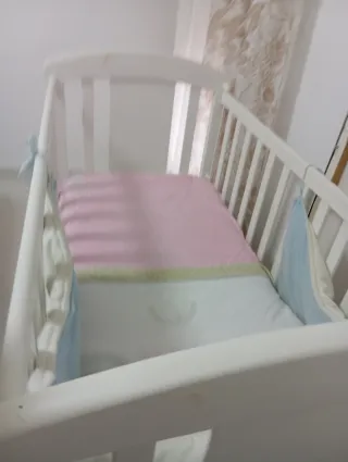 Cuna de bebé blanca con colchón