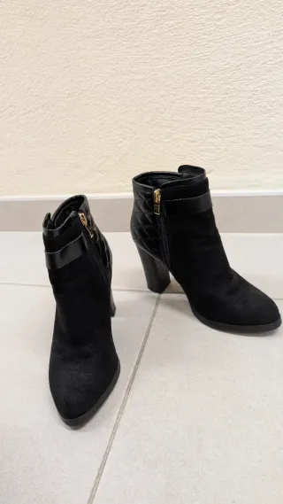 Botines negros de gamuza con hebilla y tacón