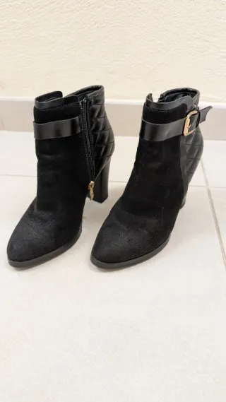 Botines negros de gamuza con hebilla y tacón