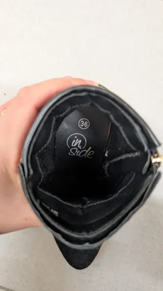 Botines negros de gamuza con hebilla y tacón