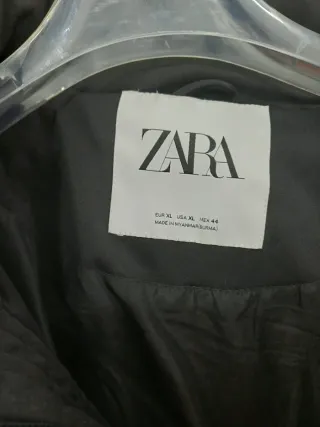 Cazadora Zara Negra Talla XL con Bolsillos