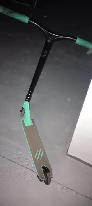 Patinete freestyle verde y negro. Bestial wolf