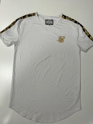 Camiseta SikSilk Blanca con Detalles Dorados