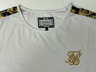 Camiseta SikSilk Blanca con Detalles Dorados