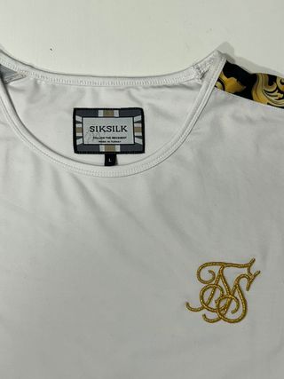 Camiseta SikSilk Blanca con Detalles Dorados
