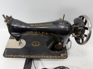Máquina de coser Alfa eléctrica antigua