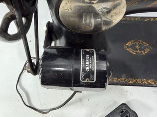 Máquina de coser Alfa eléctrica antigua