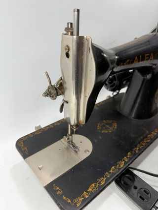 Máquina de coser Alfa eléctrica antigua