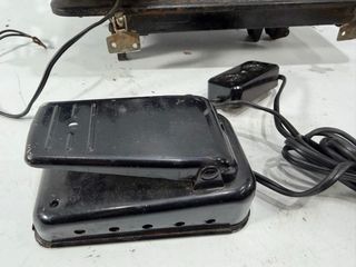 Máquina de coser Alfa eléctrica antigua