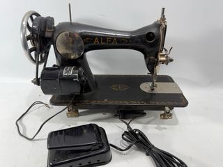 Máquina de coser Alfa eléctrica antigua