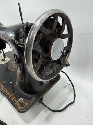 Máquina de coser Alfa eléctrica antigua
