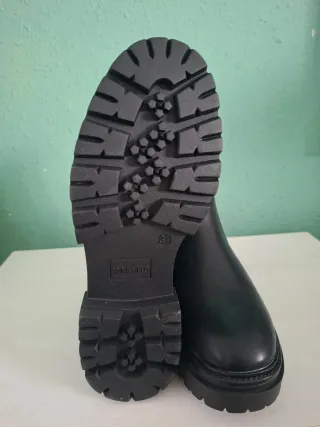 Botín negro nuevo con tachuelas