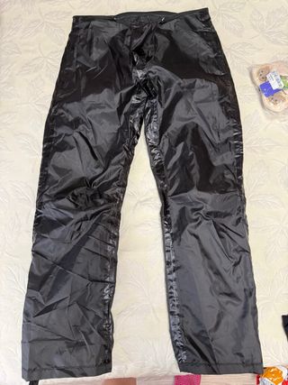 Pantalones impermeables negros