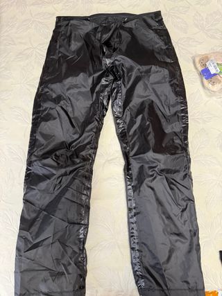 Pantalones impermeables negros