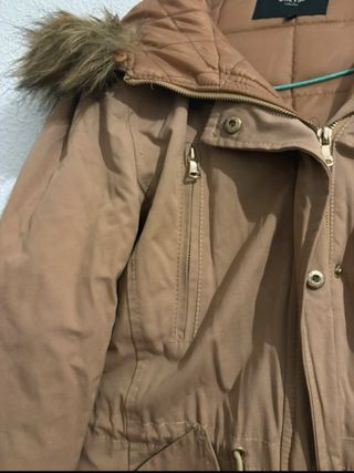 Abrigo Marrón con Capucha y Pelo