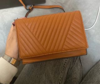 Bolso marrón acolchado