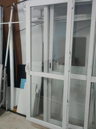 Puerta abatible de aluminio