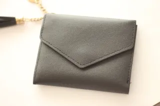 Cartera negra con detalle de corazón y borla