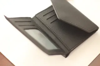 Cartera negra con detalle de corazón y borla