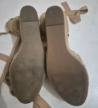 Sandalias cuña beige y doradas atadas