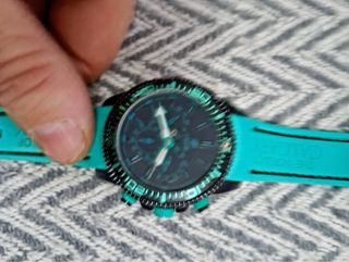 Reloj Negro y Dorado