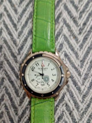 Reloj Negro y Dorado