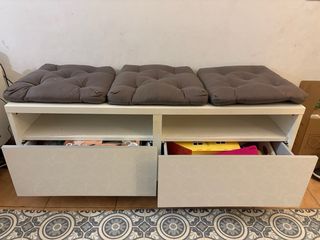 Mueble TV blanco con cojines grises