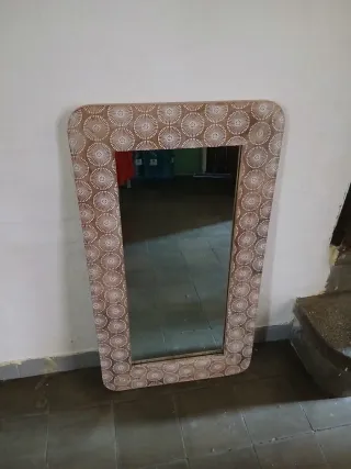 Espejo decorativo beige y marrón