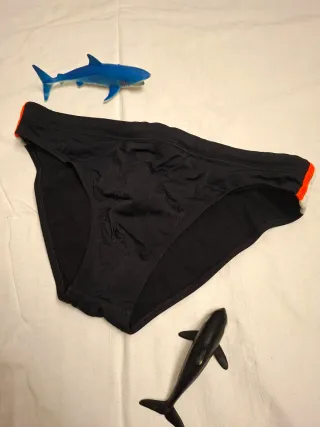 Slip mare uomo nero con dettagli arancioni