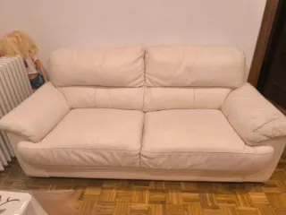 Sofá de piel beige
