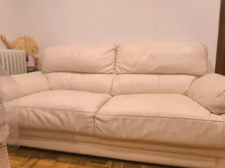 Sofá de piel beige