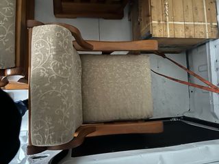 Sofá y sillones de tela y madera