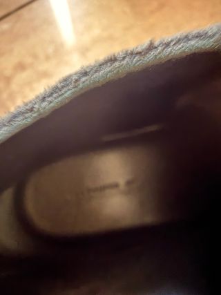 Botas AllSaints grises con cremallera y cordones.