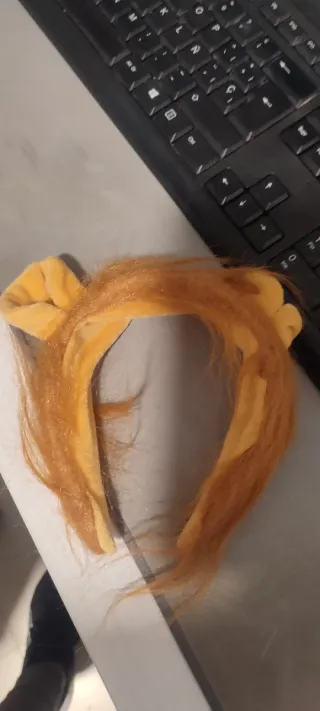 Diadema de león con pelo naranja