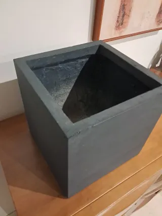 Macetero de fibra de vidrio negro. 25x25x25. Nueva