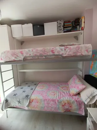 Cama litera abatible.