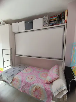 Cama litera abatible.