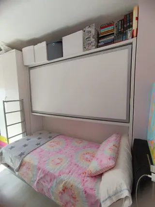 Cama litera abatible.