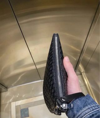 Pochette uomo grigia con stampa