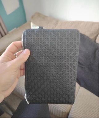 Pochette uomo grigia con stampa