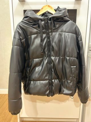 Chaquetón negro acolchado con capucha