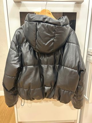 Chaquetón negro acolchado con capucha