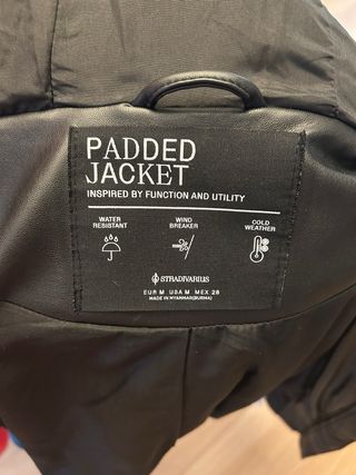 Chaquetón negro acolchado con capucha