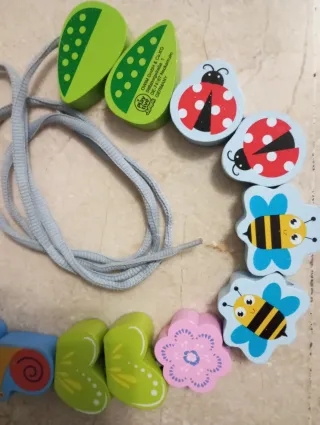 Juego de enhebrar de madera