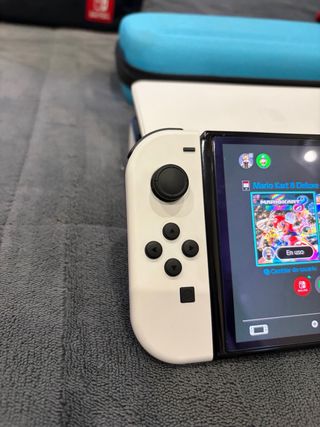 Nintendo Switch OLED Bianca con due Joy-Con extra