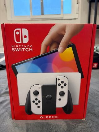 Nintendo Switch OLED Bianca con due Joy-Con extra